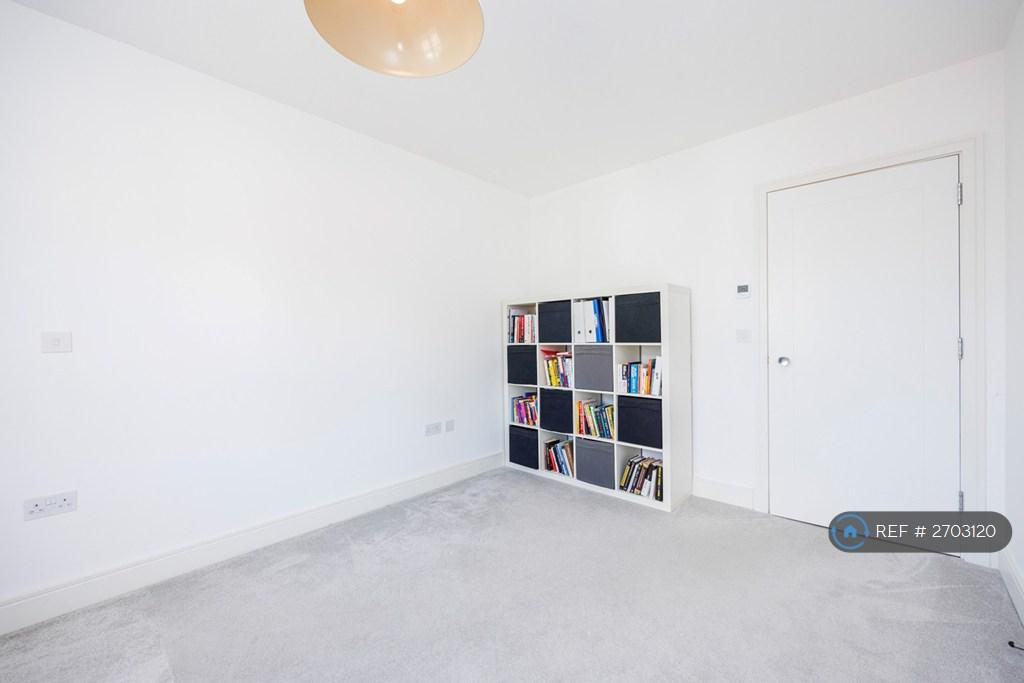 Bedroom / Study