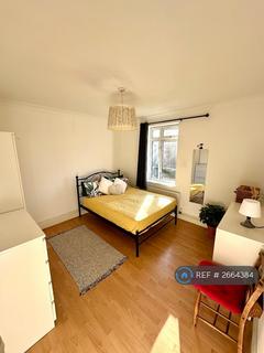 1 bedroom in a flat share to rent, London, London, W4