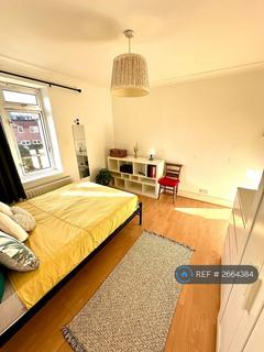 1 bedroom in a flat share to rent, London, London, W4