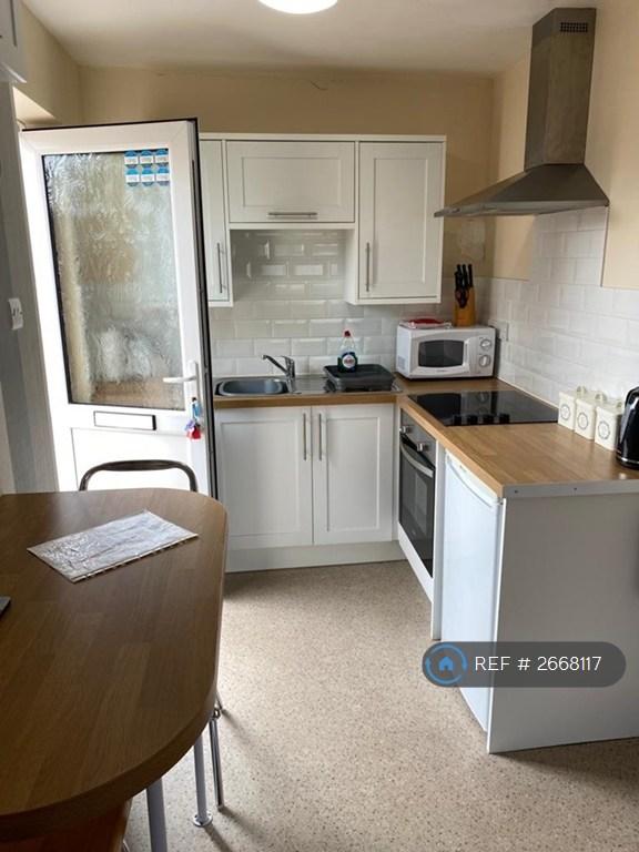 Fully Fitted Modern Kitchen