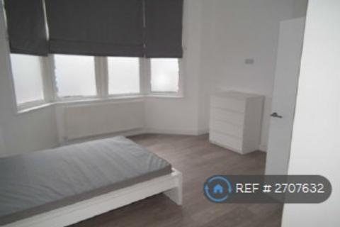 3 bedroom flat to rent, Staverton Road, London, NW2