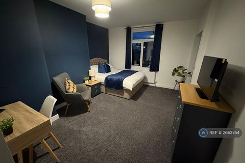 1 bedroom in a house share to rent, The Crescent, Woodlands, Doncaster, DN6