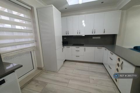1 bedroom in a house share to rent, Awlfield Avenue, London, N17