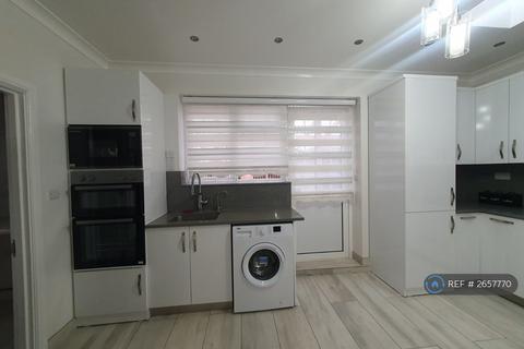 1 bedroom in a house share to rent, Awlfield Avenue, London, N17
