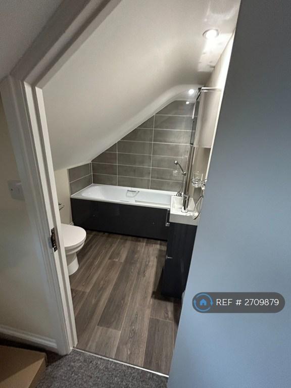 En-Suite - With Bedroom 4