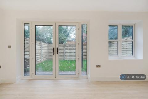 3 bedroom flat to rent, West Hill, South Croydon, CR2