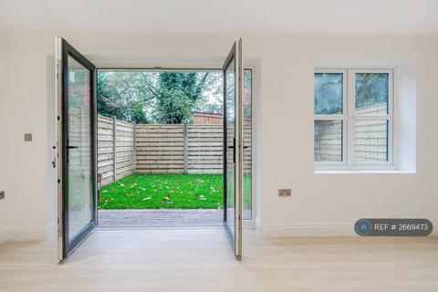 3 bedroom flat to rent, West Hill, South Croydon, CR2