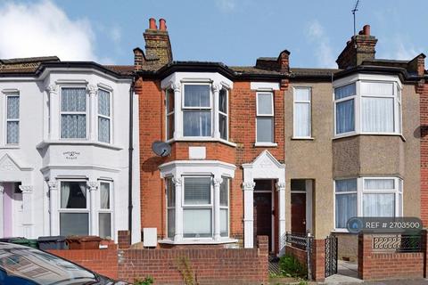 2 bedroom flat to rent, Tavistock Avenue, London, E17