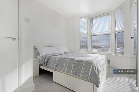 2 bedroom flat to rent, Tavistock Avenue, London, E17