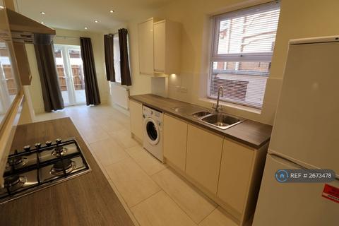 2 bedroom terraced house to rent, Symington Street, Northampton, NN5