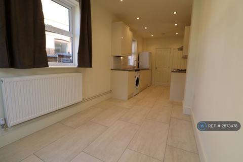 2 bedroom terraced house to rent, Symington Street, Northampton, NN5