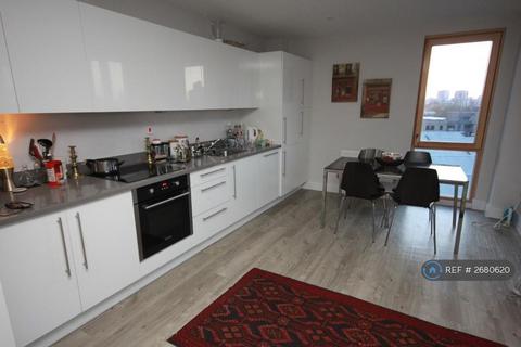 3 bedroom flat to rent, Salcombe Court, London, E14