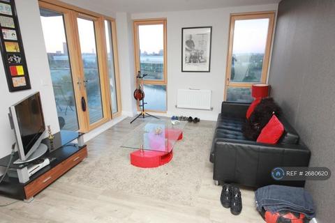 3 bedroom flat to rent, Salcombe Court, London, E14