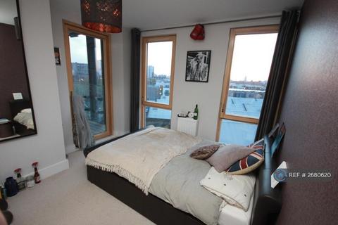 3 bedroom flat to rent, Salcombe Court, London, E14