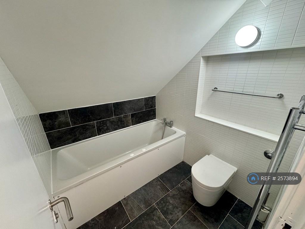 Upstairs Main Bathroom