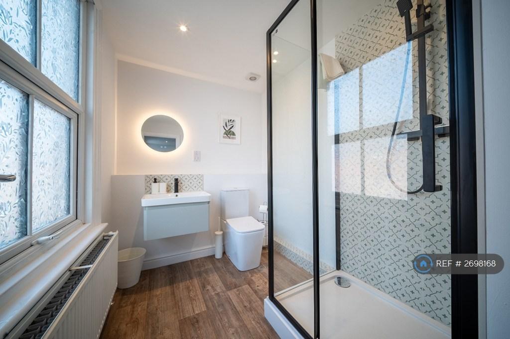 Bedroom 4 Ensuite