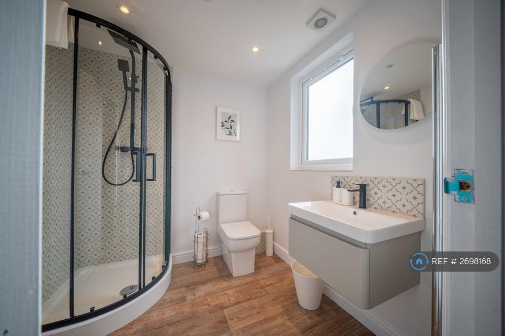 Bedroom 5 Ensuite