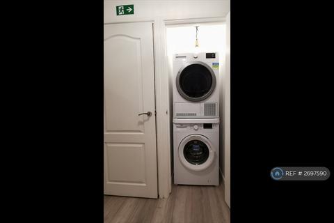 1 bedroom in a house share to rent, Lower Green Gardens, Worcester Park, KT4