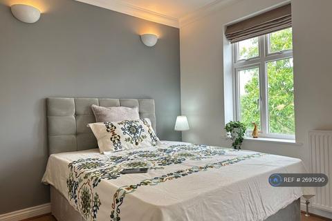 1 bedroom in a house share to rent, Lower Green Gardens, Worcester Park, KT4