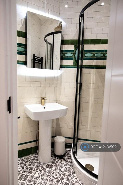 Room 1 Ensuite Avail