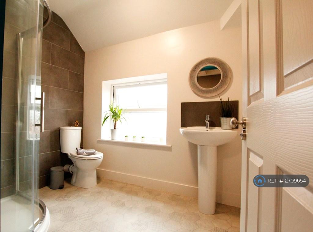Main Shared Bathroom