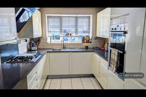 1 bedroom in a house share to rent, Advice Avenue, Grays, RM16