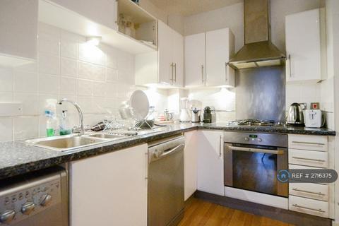 2 bedroom flat to rent, Market Court, London, N1
