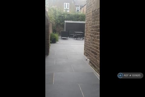 1 bedroom in a house share to rent, Bathurst Gardens, London, NW10