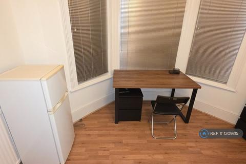 1 bedroom in a house share to rent, Bathurst Gardens, London, NW10