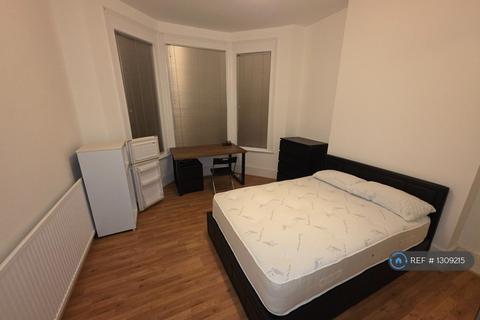 1 bedroom in a house share to rent, Bathurst Gardens, London, NW10