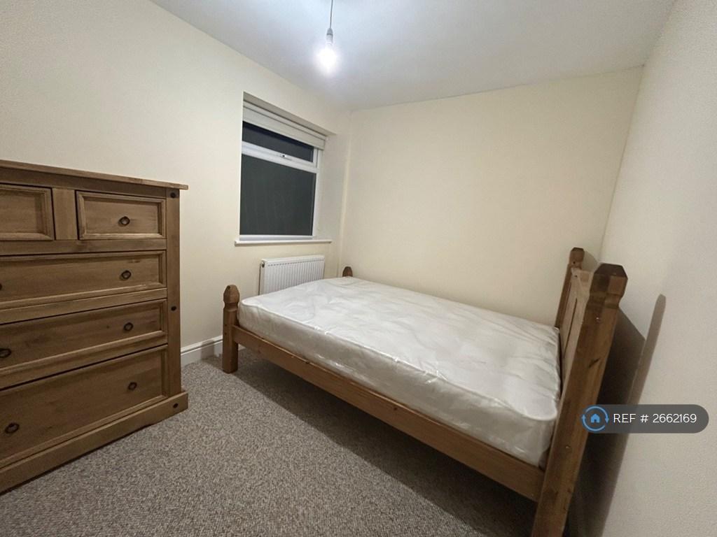 Bdrm2 Dble Bed With Chat Of Drwrs