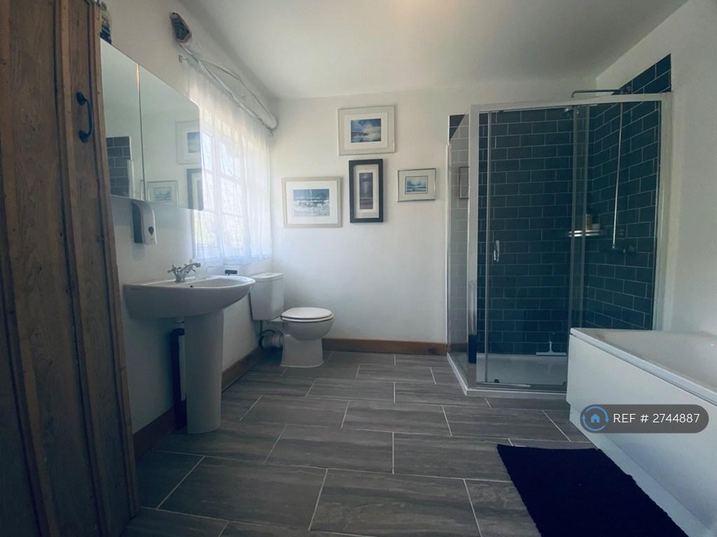Main Bathroom.