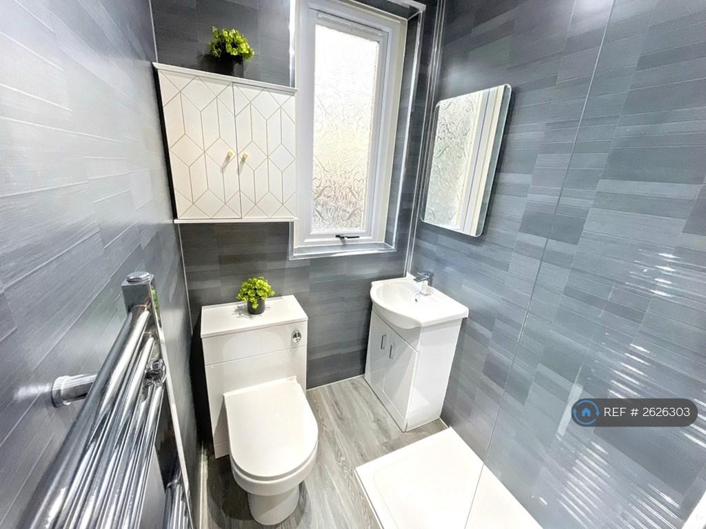 Bathroom/ Shower