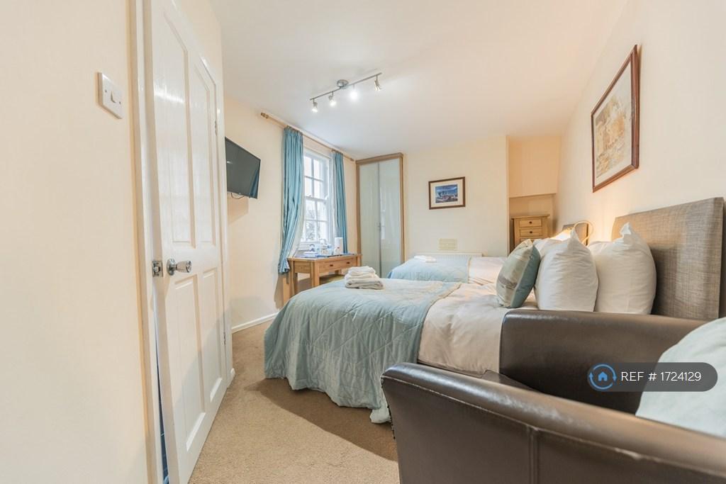 Comfortable Lovely Twin Room In a Quiet Location