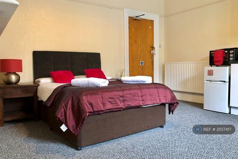 1 bedroom in a house share to rent, Waterden Road, Guildford, GU1