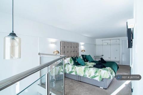 Studio to rent, Wakefield Road, Huddersfield, HD5