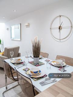Studio to rent, Wakefield Road, Huddersfield, HD5