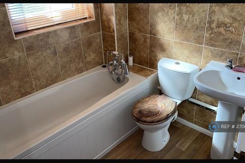 1 bedroom semi-detached house to rent, Kingfisher Close, Colchester, CO4