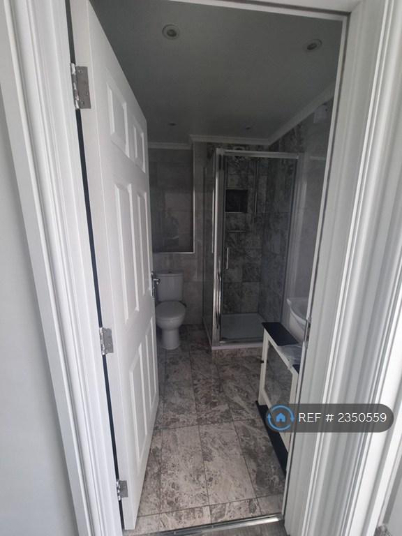 Middle Shower Room
