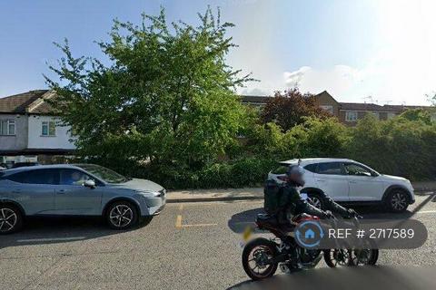 3 bedroom flat to rent, Mayford Close, Beckenham, BR3