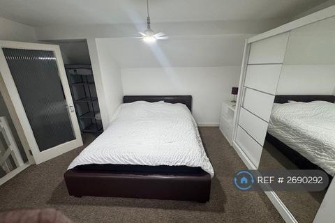 1 bedroom in a house share to rent, Church Street, London, N9