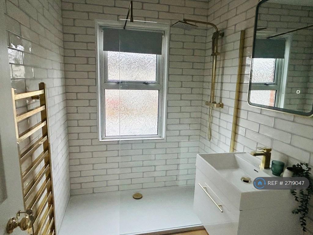 Bathroom With Waterproof Blind For The Shy !