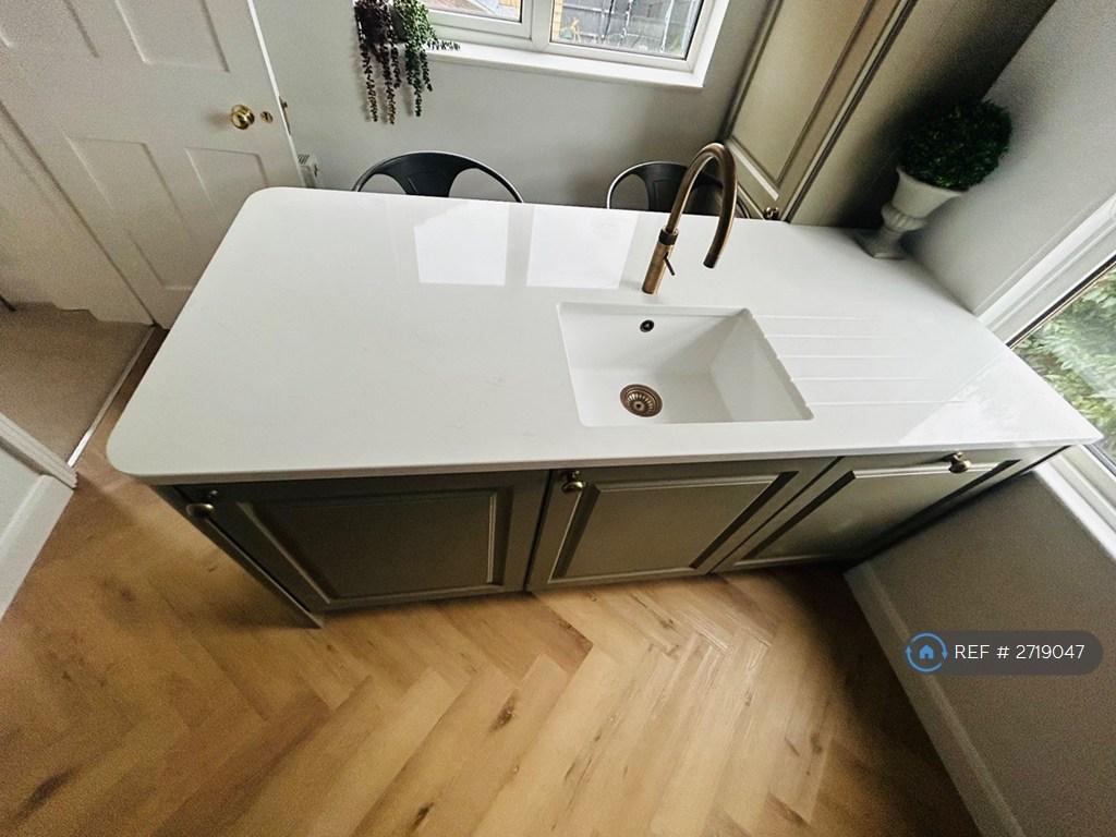 Matching Drainer On Quartz Work Surfaces