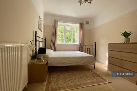 3 bedroom flat to rent, Mount Avenue, London, W5