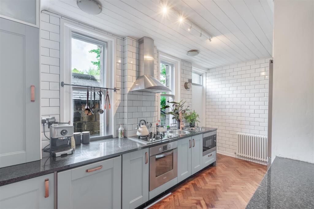 3 bed terraced house to rent Alexandra Rd, London