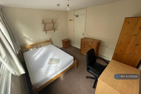 5 bedroom terraced house to rent, Barchester Close, Uxbridge, UB8