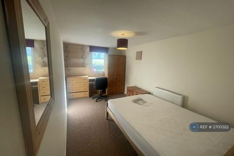 5 bedroom terraced house to rent, Barchester Close, Uxbridge, UB8