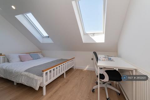 1 bedroom in a house share to rent, Abbey Road, London, SW19