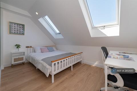 1 bedroom in a house share to rent, Abbey Road, London, SW19