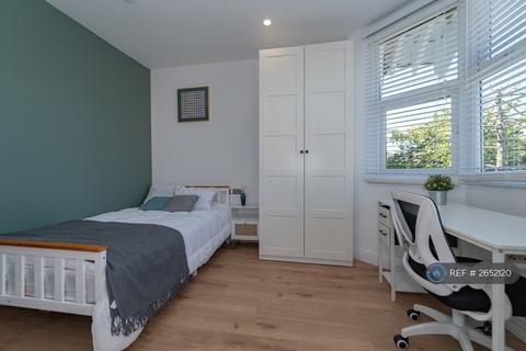 1 bedroom in a house share to rent, Abbey Road, London, SW19